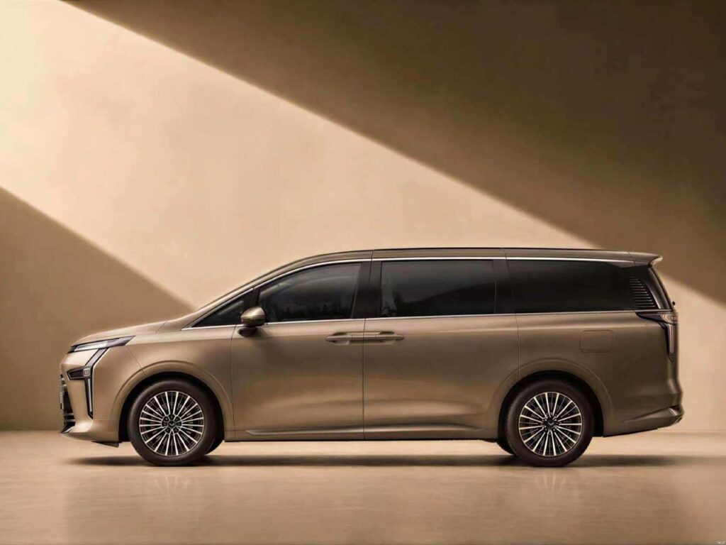 Wuling Xingguang M: новый гибридный MPV длиной 5,15 м с запасом хода 170 км