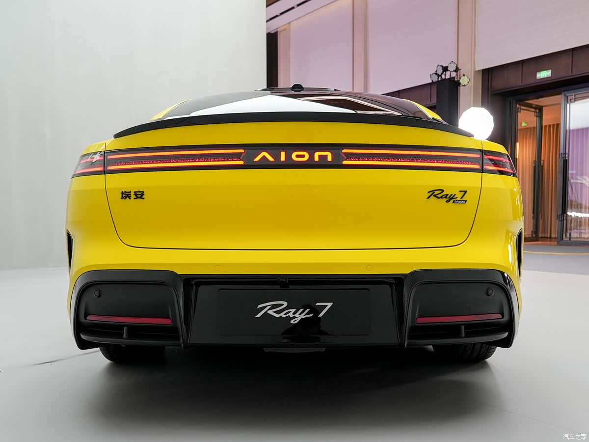 Aion Ray7, жёлтый седан, вид спереди в студии