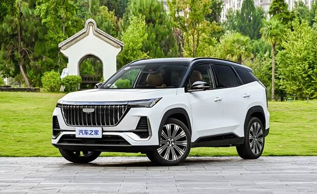 Обновлённый Geely Boyue L (Atlas L) на дороге