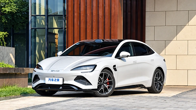 Белый электрический седан BYD Dahan EV на улице