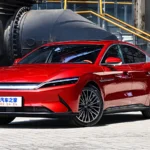 Красный электрический седан BYD Dahan EV на промышленной площадке