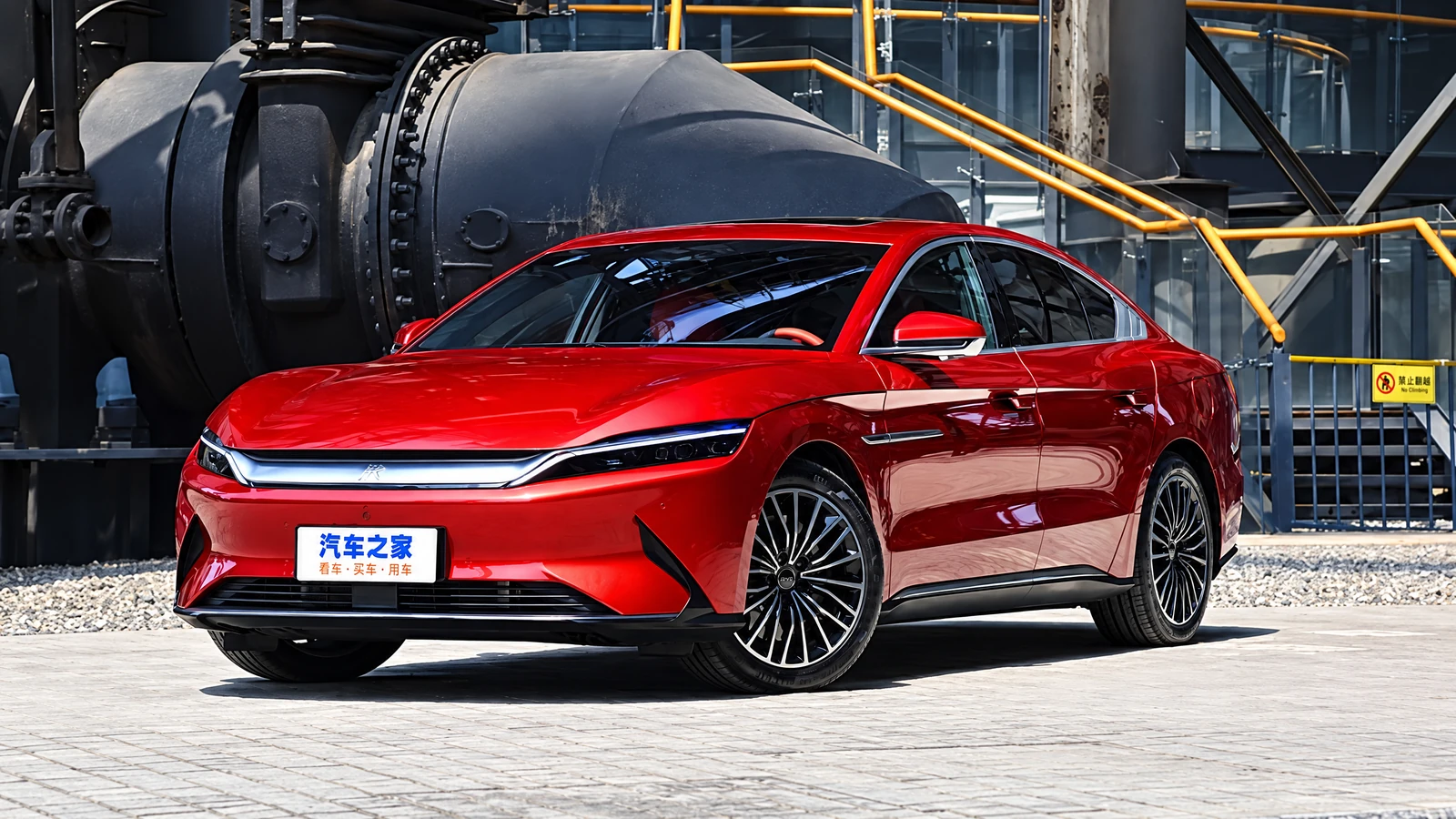 Красный электрический седан BYD Dahan EV на промышленной площадке