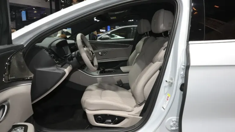 BYD Han: передний ряд сидений