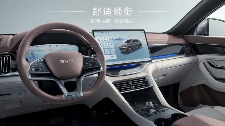 BYD Song Plus: торпедо и мультимедиа