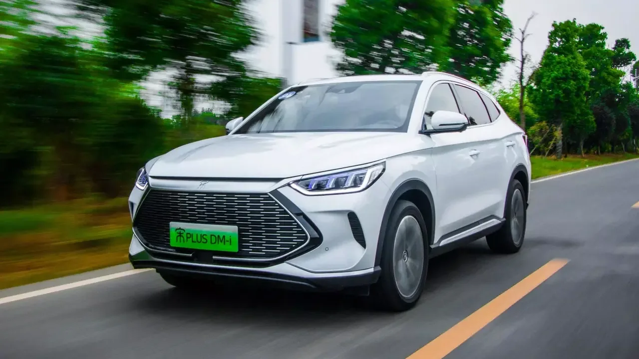 BYD Song Plus DM-i спереди на дороге