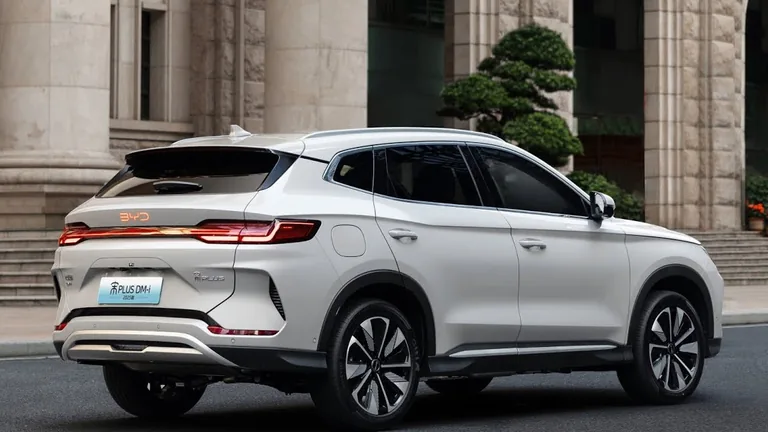 BYD Song Plus DM-i сзади и сбоку