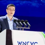 Вице-президент Chery Ван Лан выступает на форуме по глобализации автомобильной отрасли