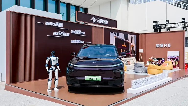 Электромобиль eπ M8 на презентационной площадке Dongfeng