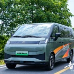 Электрический вэн Farizon Xingxiang M7E на дороге