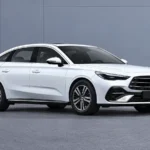 Geely Galaxy Xingyao 6 EF спереди и сбоку