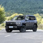 Mengshi X700 на дороге в горном пейзаже