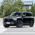 Mengshi X700 с фронтальным ракурсом на дороге
