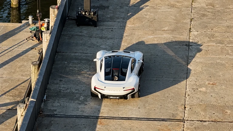 Porsche Mission S с задним спойлером на реальном фото