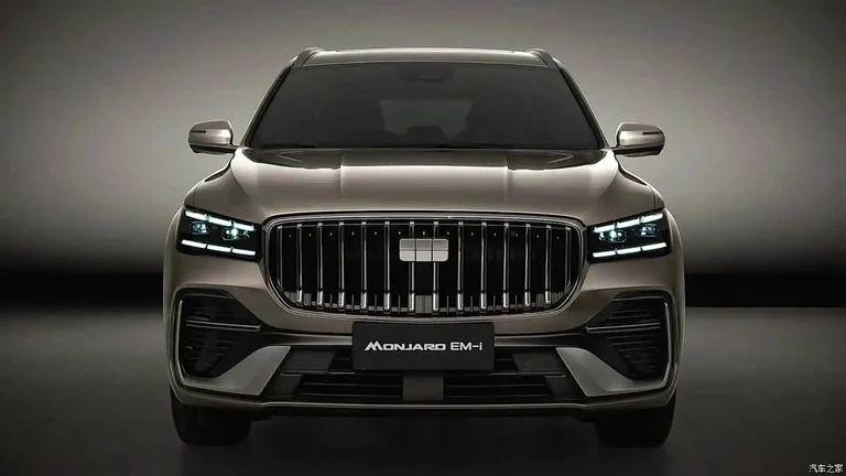 Фронтальный вид Geely Monjaro EM-i на премьере