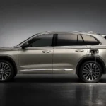 Geely Monjaro EM-i сбоку у зарядной станции