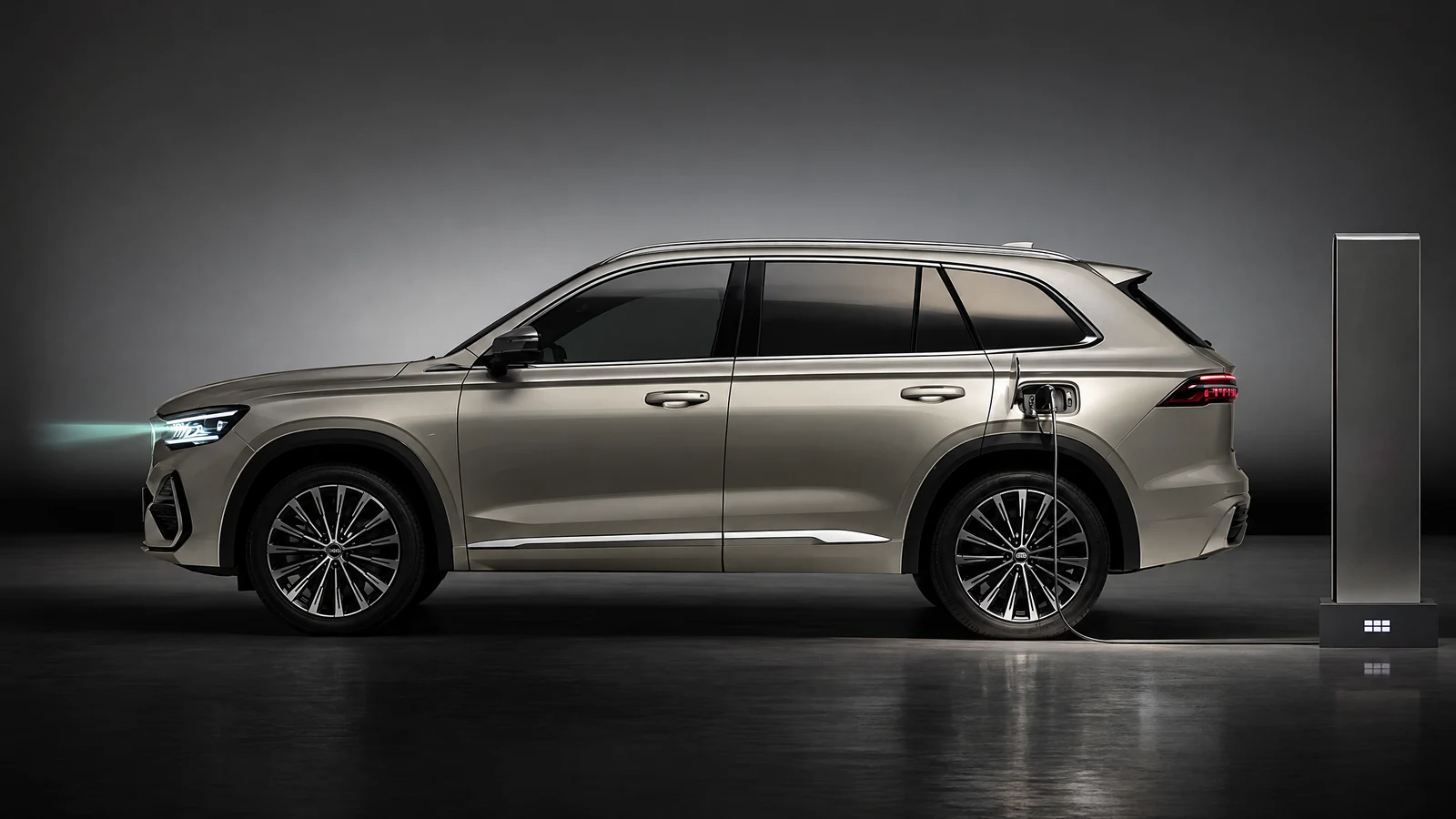 Geely Monjaro EM-i сбоку у зарядной станции