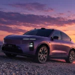 NIO EC6 в режиме EP Mode на фоне горного пейзажа