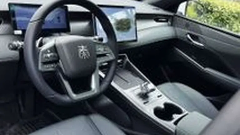 Салон BYD Qin Plus, передний ряд и руль