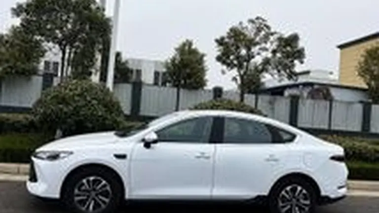 BYD Qin Plus, вид сбоку