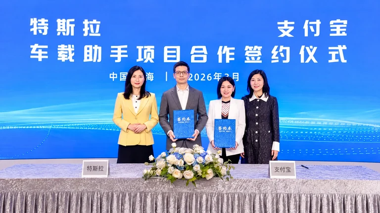 Представители Tesla и Alipay на церемонии подписания
