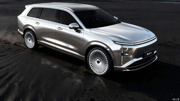 Серебристый Wuling Starlight L, вид спереди сбоку